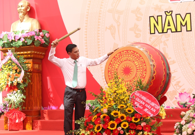 Chủ tịch UBND thành phố Nguyễn Văn Tùng đánh trống khai trường, bắt đầu năm học 2019 - 2020 Trường THPT Chuyên Trần Phú
