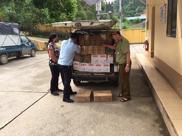 Đội QLTT số 10 phối hợp với lực lượng chức năng Trạm KSLH Dốc Quýt kiểm tra thực phẩm nhập lậu vận chuyển trên xe ô tô BKS 12D - 000.86.