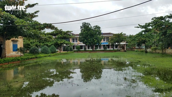 Trường Tiểu học số 2 Quảng Sơn phía trước sân vẫn ngập lũ nên không thể khai giảng (Ảnh Tuổi trẻ)