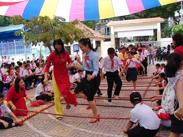 Giáo viên và học sinh Trường Tiểu học Trưng Vương, tp. Vũng Tàu tham gia các trò chơi dân gian và múa sạp trong ngày khai giảng