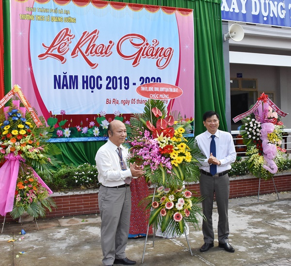 Ông Trần Văn Tuấn (Phó Chủ tịch UBND tỉnh) dự lễ khai giảng tại trường THCS Lê Quang Cường, thành phố Bà Rịa
