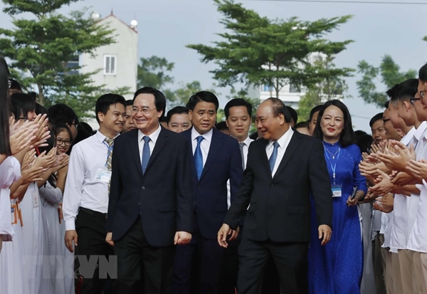 Thủ tướng Chính phủ Nguyễn Xuân Phúc dự khai giảng tại Trường THPT Sơn Tây (Ảnh TTXVN)