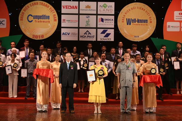 Đại diện C&ocirc;ng ty CP bột thực phẩm T&agrave;i K&yacute;, B&agrave;. T&ocirc; Thị Th&uacute;y H&agrave; nhận chứng nhận Top 50 Nh&atilde;n hiệu nổi tiếng Việt Nam năm 2019.