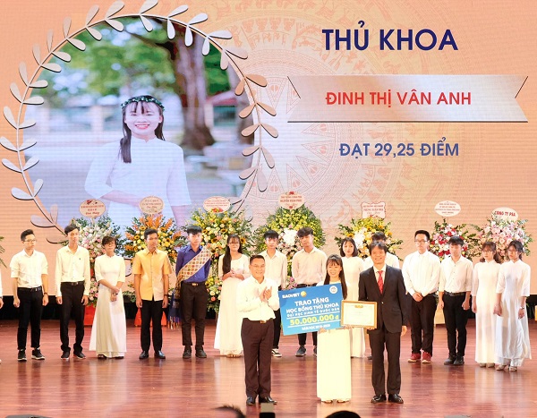 Tổng Giám đốc Tập đoàn Bảo Việt trao tặng học bổng thủ khoa cho Đại học Kinh tế quốc dân
