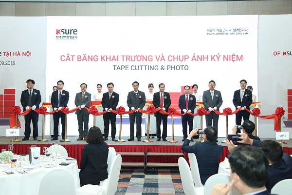 C&aacute;c đại biểu tham dự cắt băng khai trương Văn ph&ograve;ng đại diện Ksure tại H&agrave; Nội