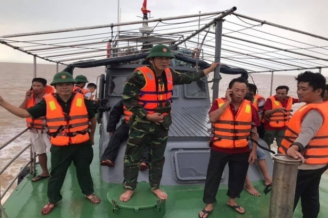 Lực lượng cứu hộ, cứu nạn đang tích cực tìm kiếm các ngư dân còn lại