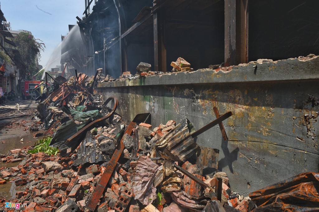 Hiện trường sau vụ ch&aacute;y nh&agrave; m&aacute;y Rạng Đ&ocirc;ng v&agrave; nỗi lo &aacute;m ảnh của người d&acirc;n về lượng thủy ng&acirc;n r&ograve; rỉ ra m&ocirc;i trường