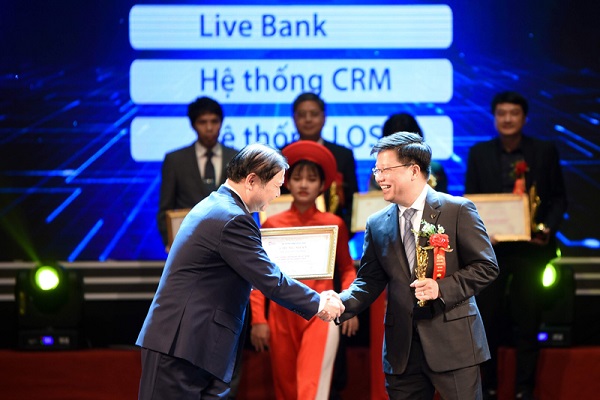 TGĐ TPBank Nguyễn Hưng đại diện nhà băng nhận giải thưởng Ngân hàng chuyển đổi số xuất sắc