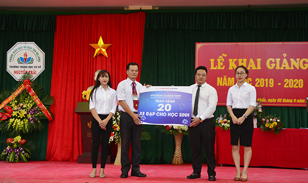 Đại diện Huyndai 3S Quảng Ninh trao tặng 20 chiếc xe đạp cho học sinh có hoàn cảnh khó khăn tại trường THCS Nguyễn Trãi, phường Hà Khẩu, TP Hạ Long
