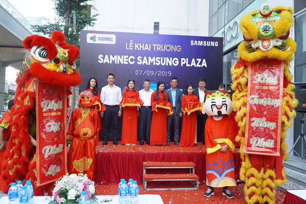 Đại diện lãnh đạo các công ty cắt băng khai trương Samnec Samsung Plaza Hà Nội