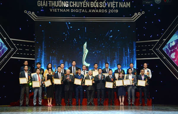 EVN cùng một số đơn vị của ngành điện đã vinh dự được nhận giải thưởng Doanh nghiệp chuyển đổi số xuất sắc Việt Nam 2019.