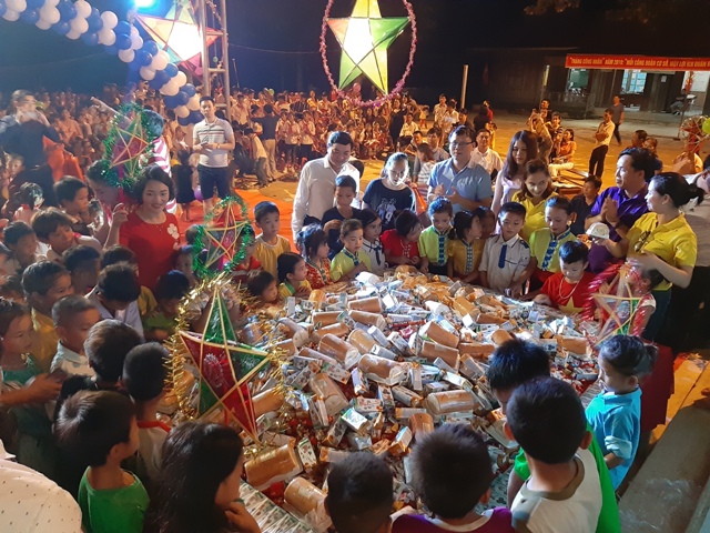 Đem “Vầng trăng yêu thương” đến với trẻ em biên giới Nghệ An