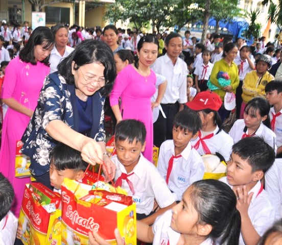 Quảng Nam: Phó Chủ tịch nước Đặng Thị Ngọc Thịnh vui trung thu cùng trẻ em Duy Xuyên