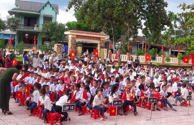 Trường Tiểu học Hòa Hải (huyện Hương Khê) tổ chức khai giảng năm học mới sau mưa lũ.