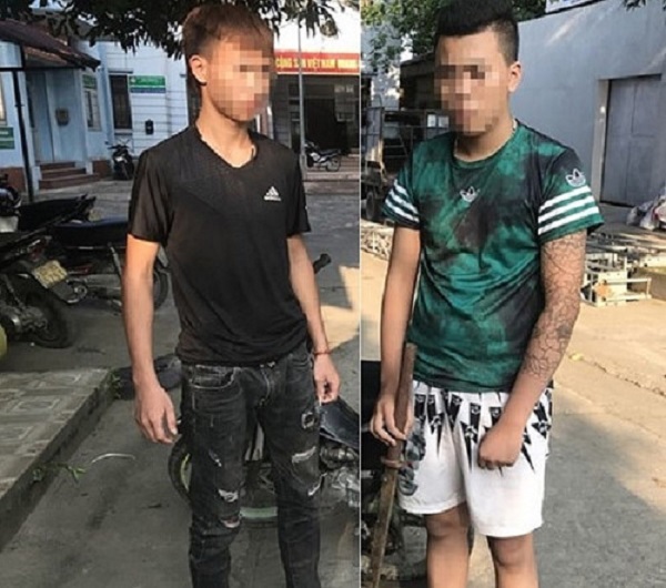 Hà Nội: Bắt giữ hai đối tượng không đội mũ bảo hiểm cầm kiếm lưu thông trên đường