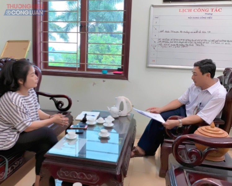 Phó chủ tịch UBND thị trấn Chúc Sơn, ông Nguyễn Xuân Canh trao đổi với PV Phó chủ tịch UBND thị trấn Chúc Sơn, ông Nguyễn Xuân Canh trao đổi với PV