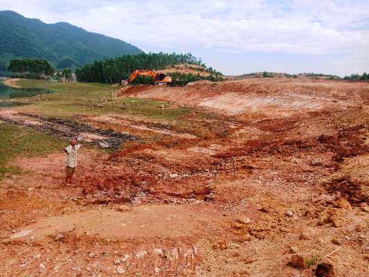 Một số công dân thôn Thanh Lanh và thôn Đồng Giang xã Trung Mỹ, huyện Bình Xuyên tố cáo chủ đầu tư dự án Khu du lịch sinh thái Nam Tam Đảo đổ đất lấn lòng hồ Thanh Lanh