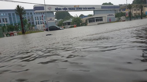 Sau trận mưa lớn, Bệnh viện Trung ương Thái Nguyên ngập sâu trong biển nước