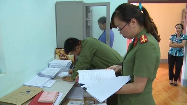 Cơ quan điều tra khám xét phòng làm việc của các bị can tại Sở GD&ĐT tỉnh Sơn La (Ảnh 24h)