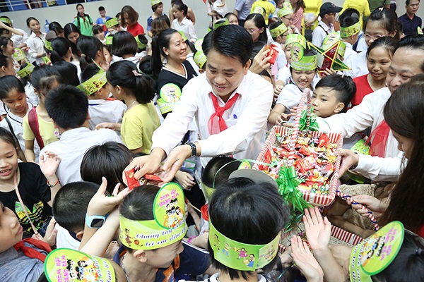 Chủ tịch UBND TP. Hà Nội, Nguyễn Đức Chung tặng quà cho các thiếu nhi
