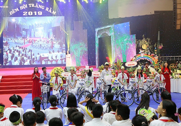 Phó Chủ tịch UBND TP. Hà Nội, Ngô Văn Quý tặng xe đạp cho các em