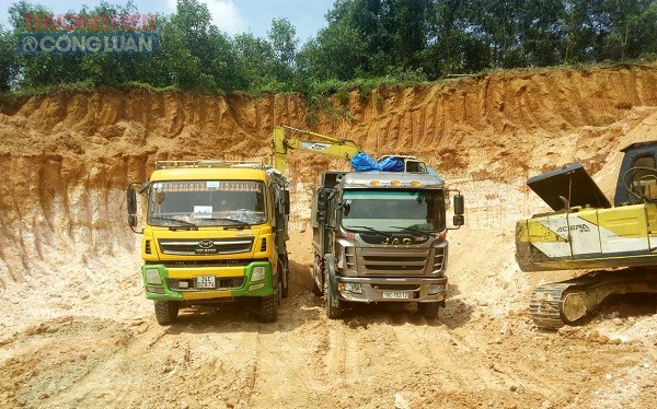 Hiện trường các đối tượng khai thác cao lanh trái phép tại gia đình ông Nguyễn Văn Huy ở khu 5 xã Hà Lương (huyện Hạ Hòa, Phú Thọ).
