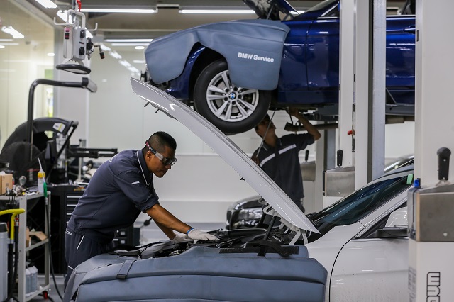 Chuyên gia kỹ thuật của tập đoàn BMW giúp khách hàng chăm sóc xe tại Việt Nam