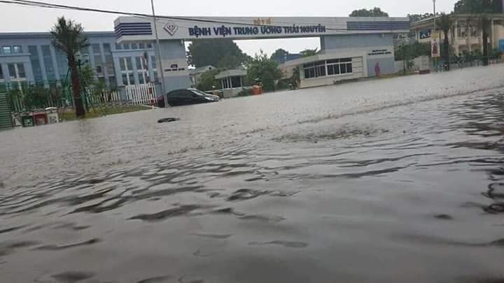 Bệnh viện Đa khoa Thái Nguyên là một trong những nơi rất dễ ngập úng của trung tâm T.P Thái Nguyên đã chìm trong “biển” nước
