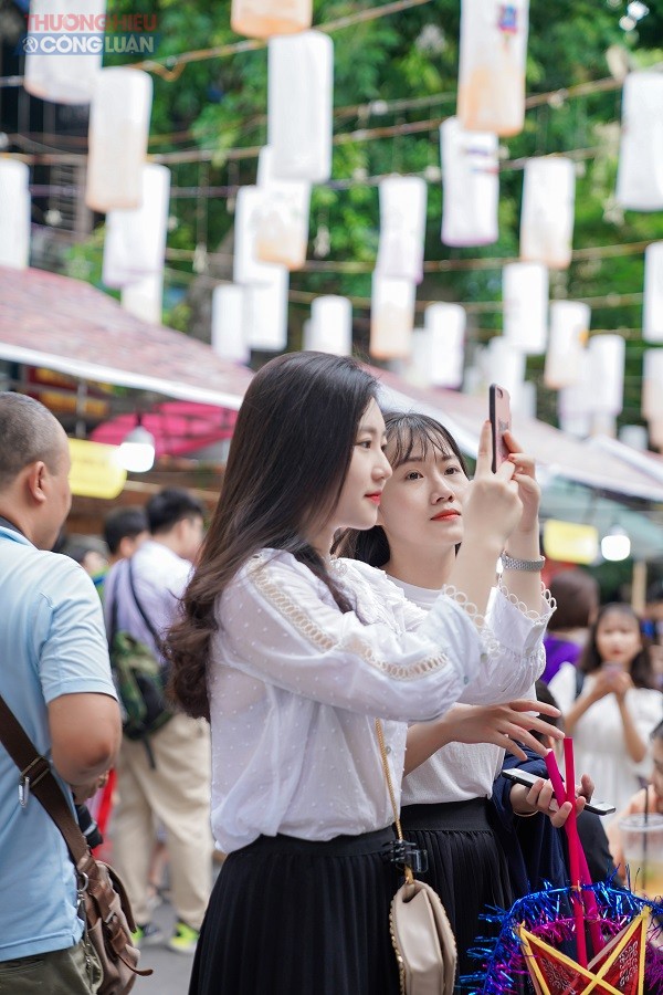 Nhóm bạn thỏa sức selfie tại những đường đông đúc trên phố Cổ.