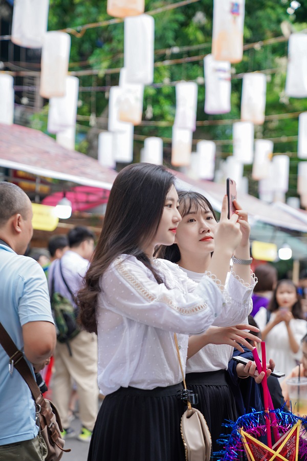 Phố đèn lồng Phùng Hưng thu hút “gái xinh Hà thành”