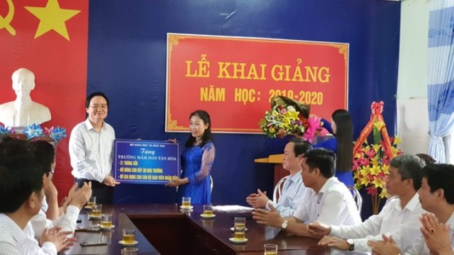 Bộ trưởng tặng quà cho trường mầm non Tân Hóa