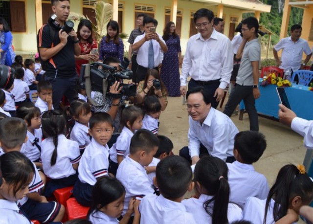 Bộ trưởng Phùng Xuân Nhạ dự khai giảng muộn ở vùng rốn lũ Quảng Bình