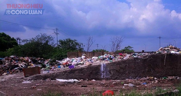 Bãi tập kết rác thải gây ô nhiễm môi trường, ảnh hường nghiêm trọng tới sức khỏe, đời sống của người dân xã Liên Phương
