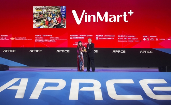 Đại diện công ty Vincommerce (VinMart & VinMart+) nhận kỷ niệm chương “Nhà Bán lẻ xanh” của FAPRA 2019