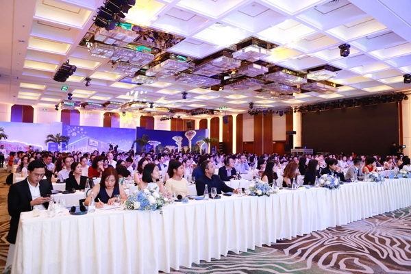 Hơn 500 đại diện các doanh nghiệp bán lẻ trong nước, quốc tế và các chuyên gia đã tới tham dự Hội thảo do Công ty Vincom Retail tổ chức