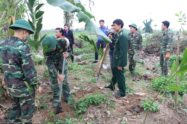Lực lượng thanh ni&ecirc;n xung k&iacute;ch Th&agrave;nh đo&agrave;n Hải Ph&ograve;ng v&agrave; qu&acirc;n đội tr&ocirc;ng c&acirc;y xanh tại khu vực b&atilde;i r&aacute;c Đo&agrave;n X&aacute;