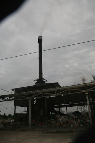 L&ograve; đốt r&aacute;c tại b&atilde;i r&aacute;c Đo&agrave;n X&aacute;