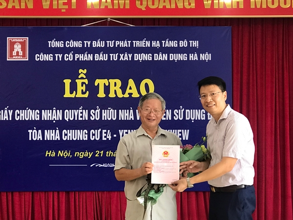 Ông Phạm Tiến Điệp – Phó giám đốc công ty trao sổ hồng cho ông Nguyễn Xuân Hào - chủ căn hộ 1403 CT1