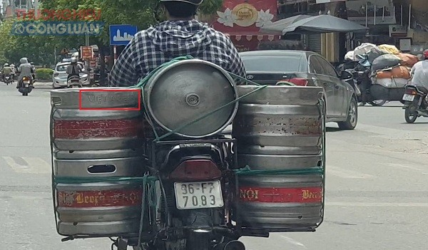 Nh&atilde;n bia hơi Việt &Aacute; được in tr&ecirc;n th&agrave;nh bom bia đ&atilde; được san chiết đầy bia hơi Star Beer v&agrave; được vận chuyển đi ti&ecirc;u thụ ( Ảnh: H.M)