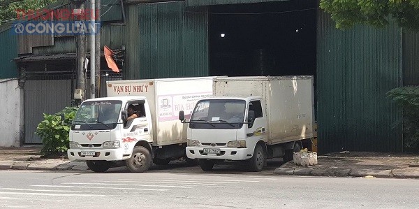 Điều khiến PV thực sự bất ngờ đ&oacute; l&agrave; việc chiếc xe tải BKS: 29C- 045.53 được d&aacute;n logo BIA HƠI H&Agrave; NỘI cũng v&agrave;o lấy h&agrave;ng tại xưởng sản xuất của c&ocirc;ng ty Đại Việt Ch&acirc;u &Aacute;