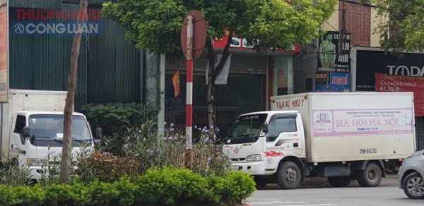 Trong khoảng thời gian c&aacute;c xe kh&aacute;c đang bốc h&agrave;ng, chiếc xe d&aacute;n logo thương hiệu Bia hơi H&agrave; Nội chờ xếp 