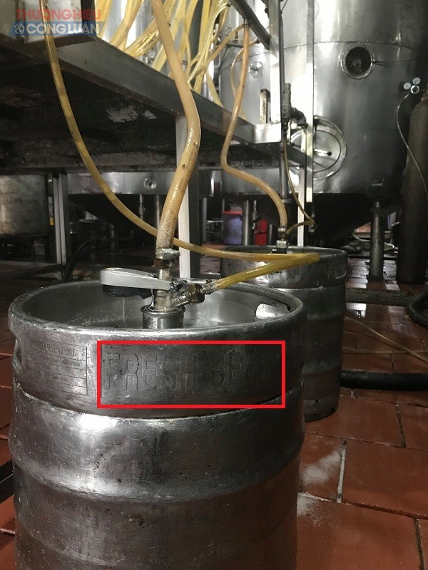 Tại khu vực san chiết bia, vỏ bom bia c&oacute; dập nổi thương hiệu PRESH BEER được d&ugrave;ng để chứa bia