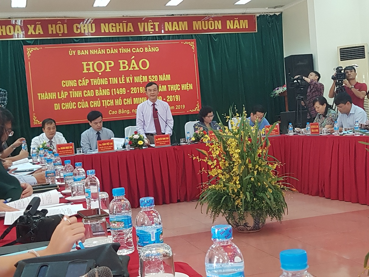 Đ/c Nguyễn Trung Thảo – Phó Chủ tịch tỉnh trả lời câu hỏi của phóng viên trong cuộc họp báo