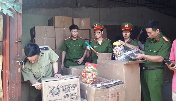 Bắt giữ lượng lớn bánh kẹo Trung Quốc gắn mác Thái, Hàn 'tuồn' vào Việt Nam tiêu thụ