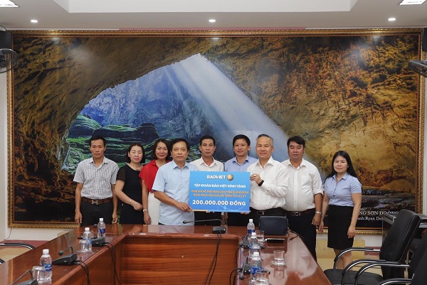 Tập đoàn Bảo Việt trao tặng số tiền 200 triệu đồng hỗ trợ đồng bào bị ảnh hưởng do lũ lụt tại tỉnh Quảng Bình