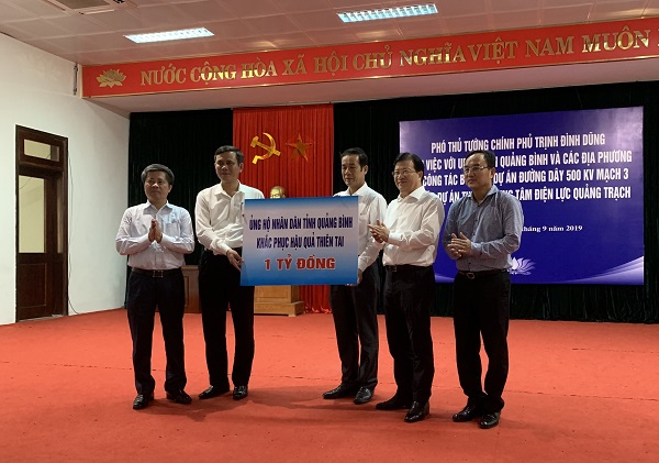 Tập đoàn Điện lực Việt Nam trao tặng số tiền 1 tỷ đồng ủng hộ nhân dân tỉnh Quảng Bình khắc phục hậu quả thiên tai do ảnh hưởng của cơn bão số 4