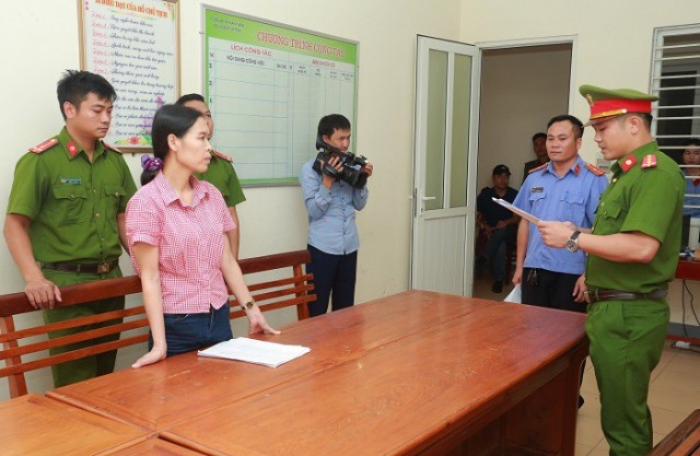 Cơ quan CSĐT đọc lệnh bắt tạm giam 3 tháng đối với Nguyễn Thị Kim Anh về tội lừa đảo chiếm đoạt tài sản