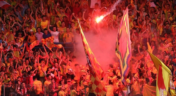 Ph&aacute;o s&aacute;ng trong trận CLB H&agrave; Nội - Nam Định h&ocirc;m 11/9