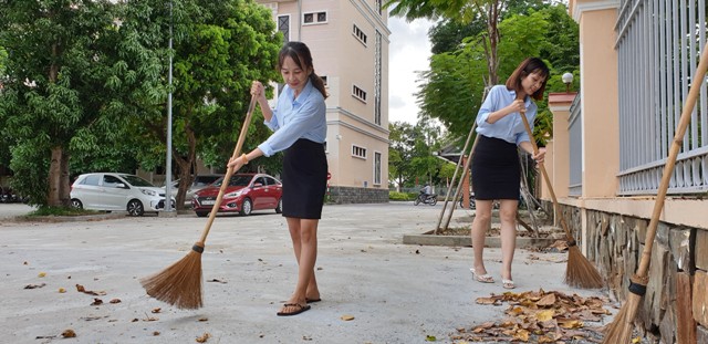 cán bộ VP UBND tỉnh Thừa Thiên Huế làm vệ sinh