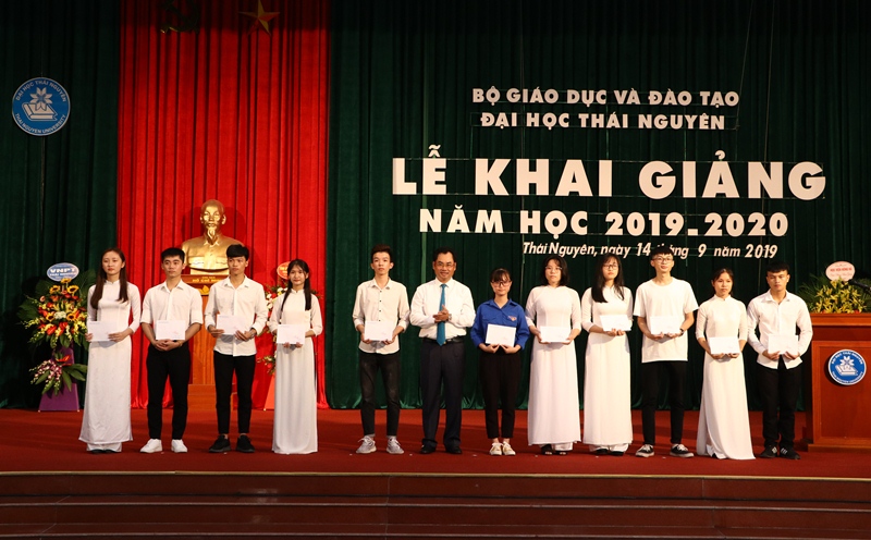Đồng chí Trịnh Việt Hùng – Tỉnh ủy viên, Phó Chủ tịch UBND tỉnh Thái Nguyên trao học bổng cho các thủ khoa của ĐHTN